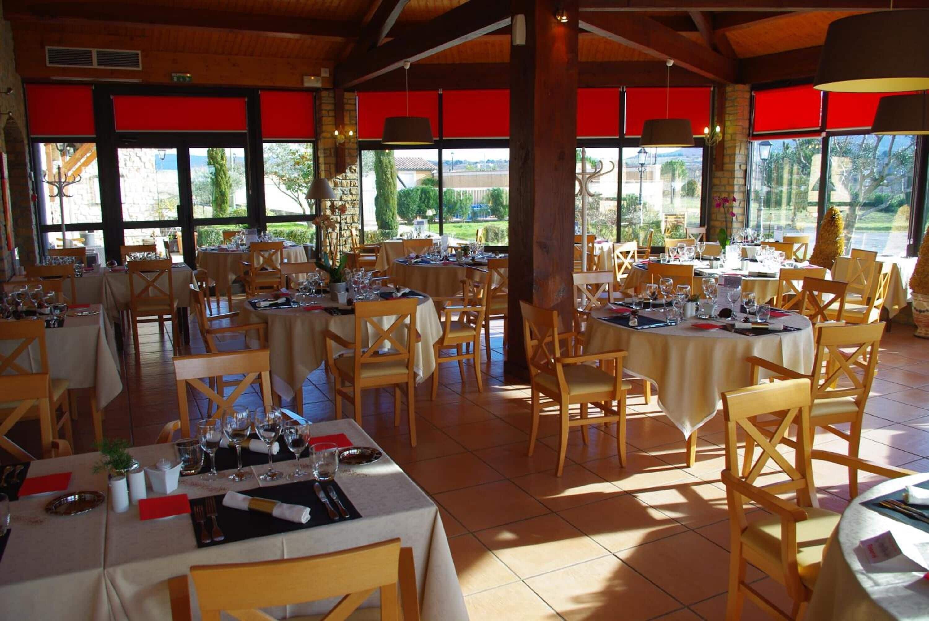 Déjeuner et dîner servis sur place, spécialités Cuisine régionale