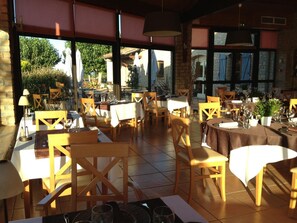 Déjeuner et dîner servis sur place, spécialités Cuisine régionale