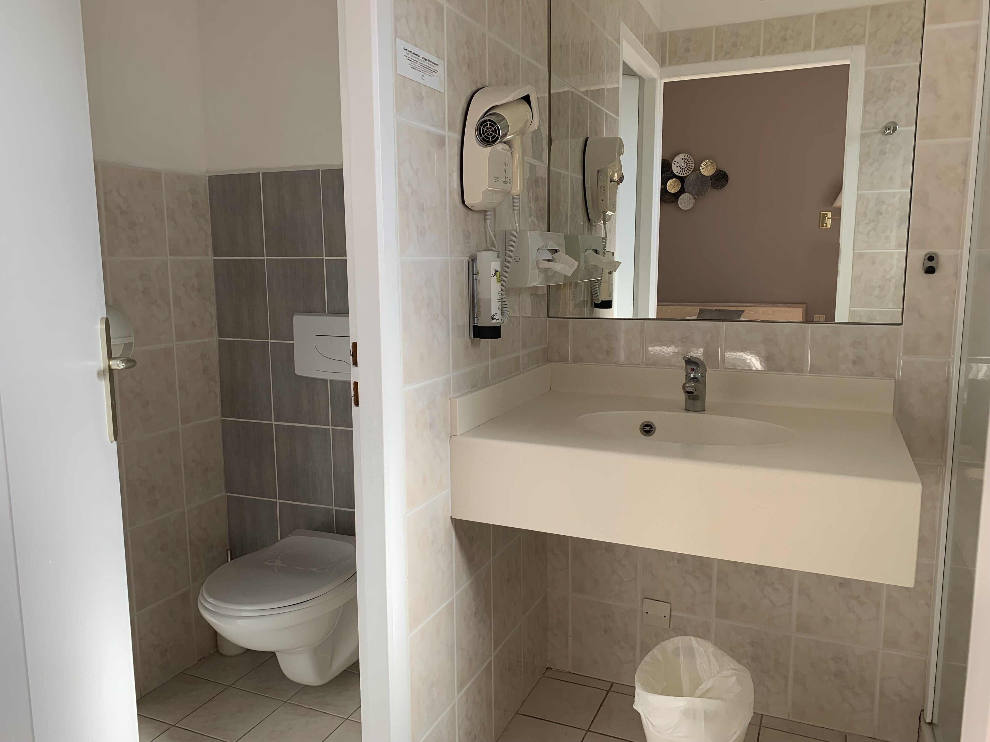 standard double room | bathroom | shower, free toiletries, hair dryer, towels