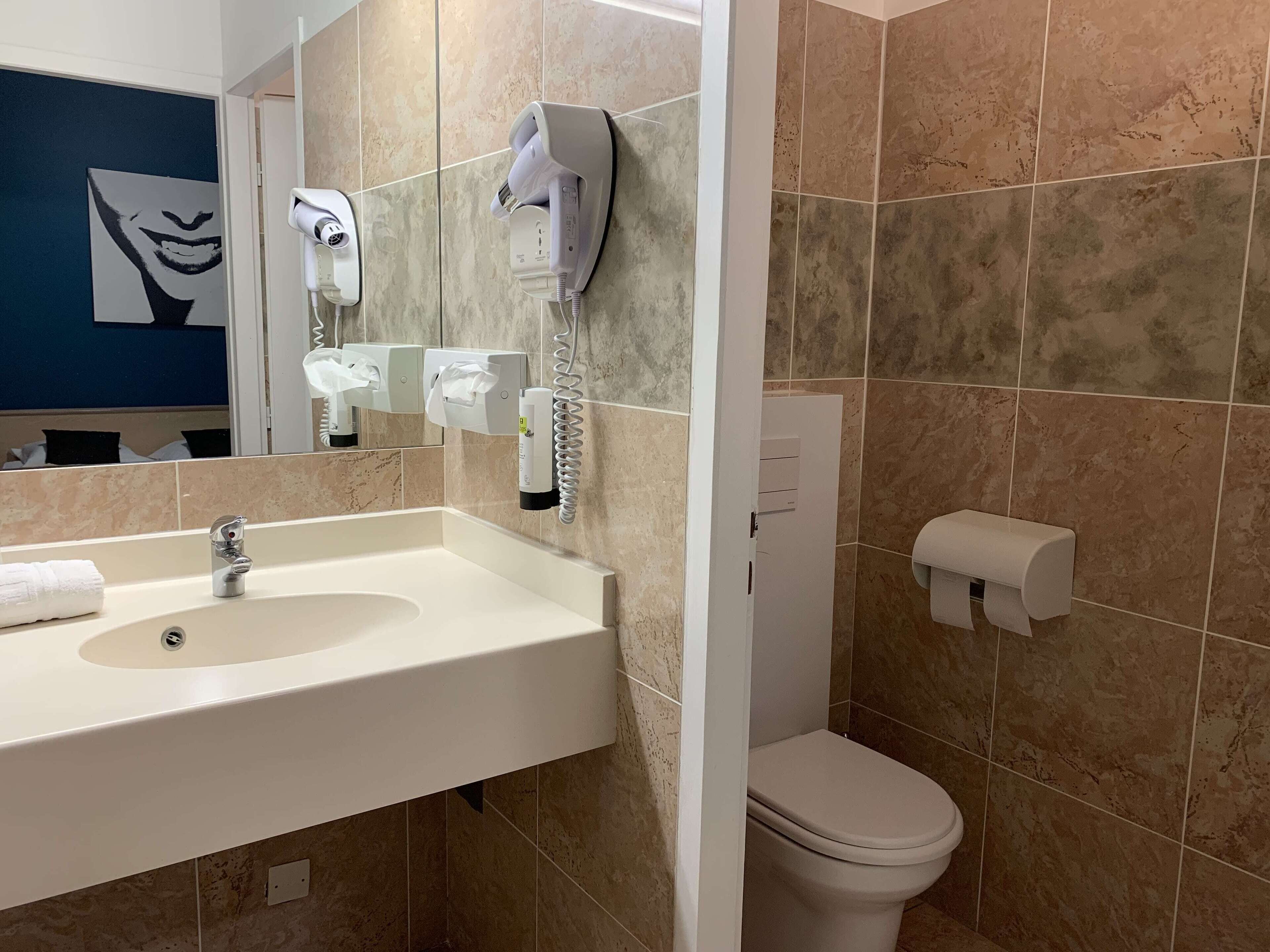 standard triple room | bathroom | shower, free toiletries, hair dryer, towels
