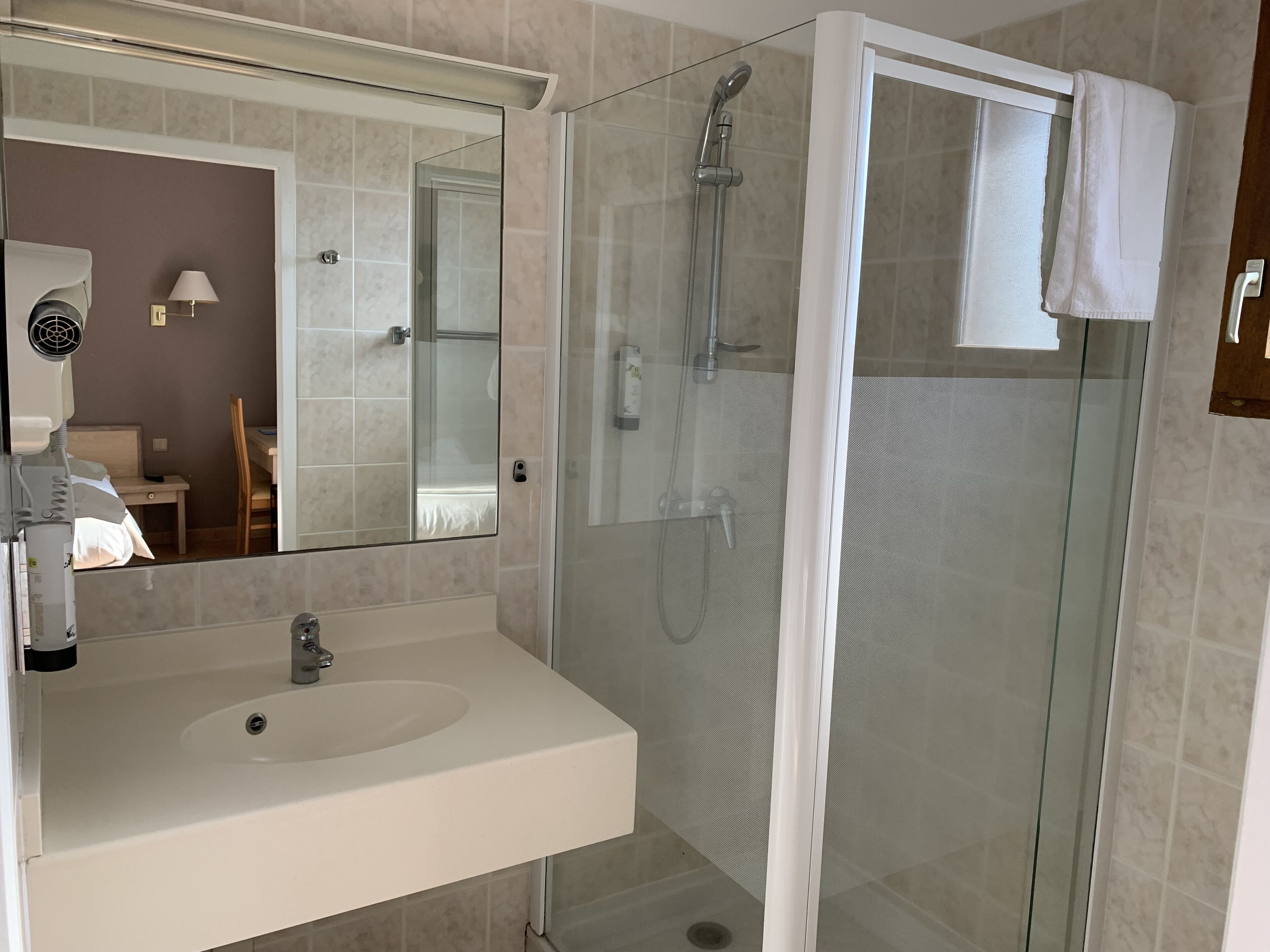 standard double room | bathroom | shower, free toiletries, hair dryer, towels