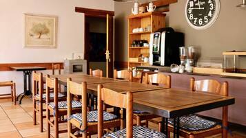 Petit déjeuner buffet (10.5 EUR par personne)