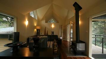Treetops Guesthouse One Level Cottage | Iron/ironing board, free WiFi, bed sheets