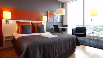 Studio Small | Laptop workspace, blackout drapes, iron/ironing board, free WiFi