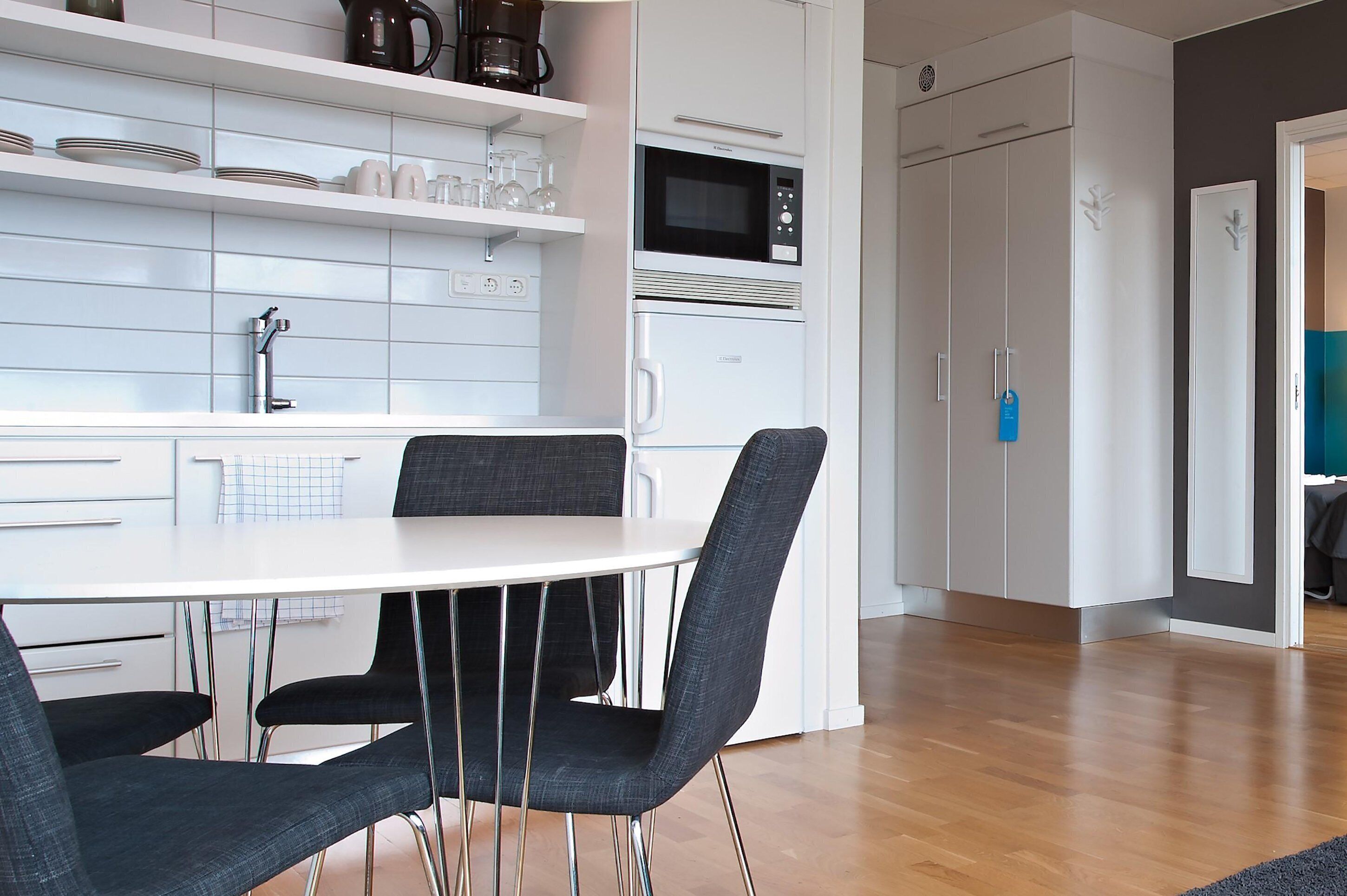 Two Room Apartment | Eigene Küche | Kühlschrank, Mikrowelle, Herdplatte, Geschirrspüler