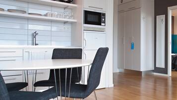 Two Room Apartment | Eigene Küche | Kühlschrank, Mikrowelle, Herdplatte, Geschirrspüler