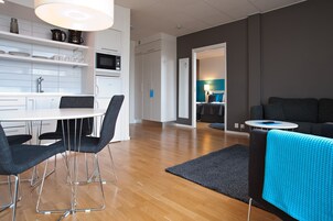 Espacio para trabajar con laptop y cortinas blackout 