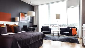 1 habitaciĂłn, espacio para trabajar con laptop y cortinas blackout