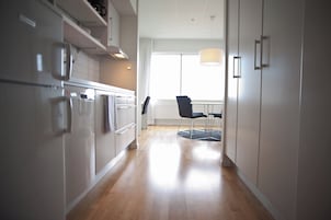 Espacio para trabajar con laptop y cortinas blackout 