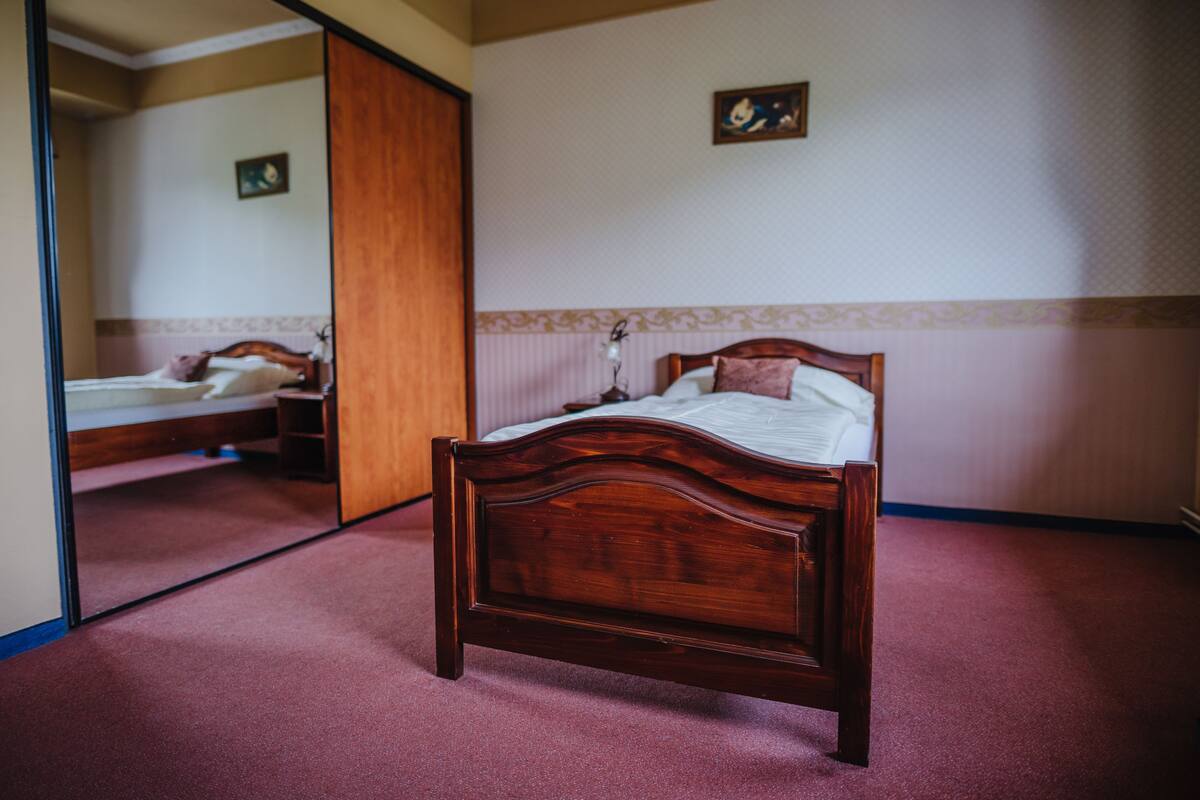 Single Room | Minibar, in-room safe, desk, iron/ironing board