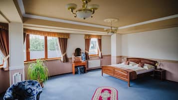 Suite | Minibar, in-room safe, desk, iron/ironing board