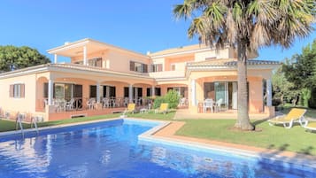 2 piscinas al aire libre, sombrillas, tumbonas