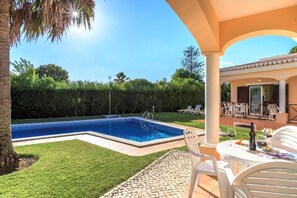 2 outdoor pools, pool umbrellas, sun loungers - Canavial I & II Apartments (Lagos)