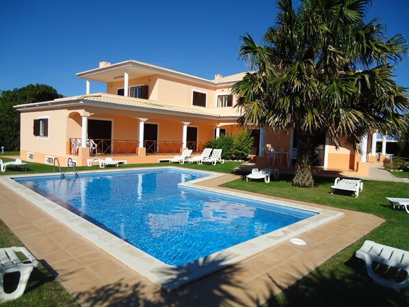 2 สระว่ายน้ำกลางแจ้ง, ร่มริมสระว่ายน้ำ, เก้าอี้อาบแดดริมสระ