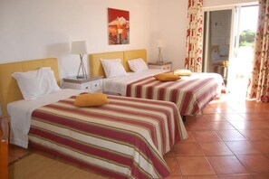 ตู้นิรภัยในห้องพัก, ผ้าม่านกันแสง, เตารีด/โต๊ะรีดผ้า, Wi-Fi ฟรี