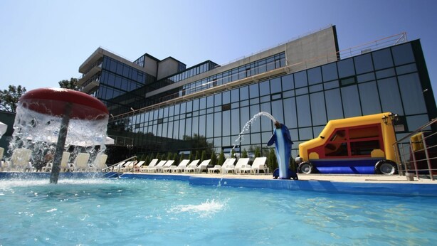 Indoor pool, outdoor pool, pool umbrellas, pool loungers - Mirage Snagov Hotel & Resort (Snagov)