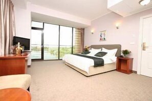 Minibar, in-room safe, free WiFi