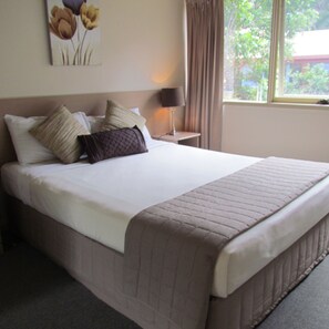 Skrivbord, mörkläggningsgardiner, strykjärn/strykbräda och barnsängar