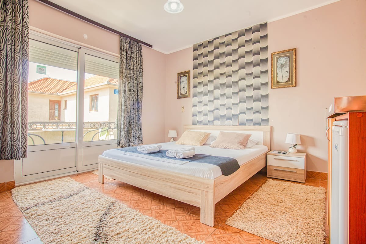 Blackout curtains, soundproofing, free WiFi, bed sheets