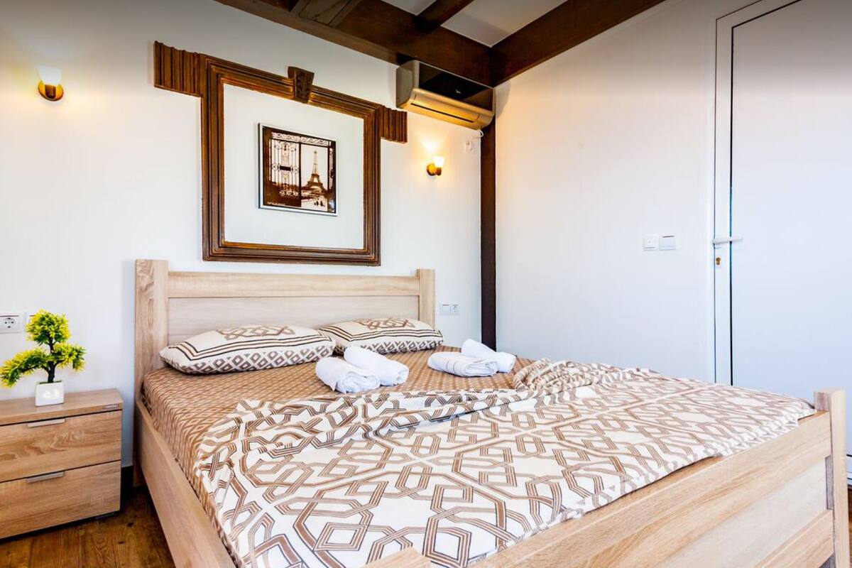 Blackout curtains, soundproofing, free WiFi, bed sheets