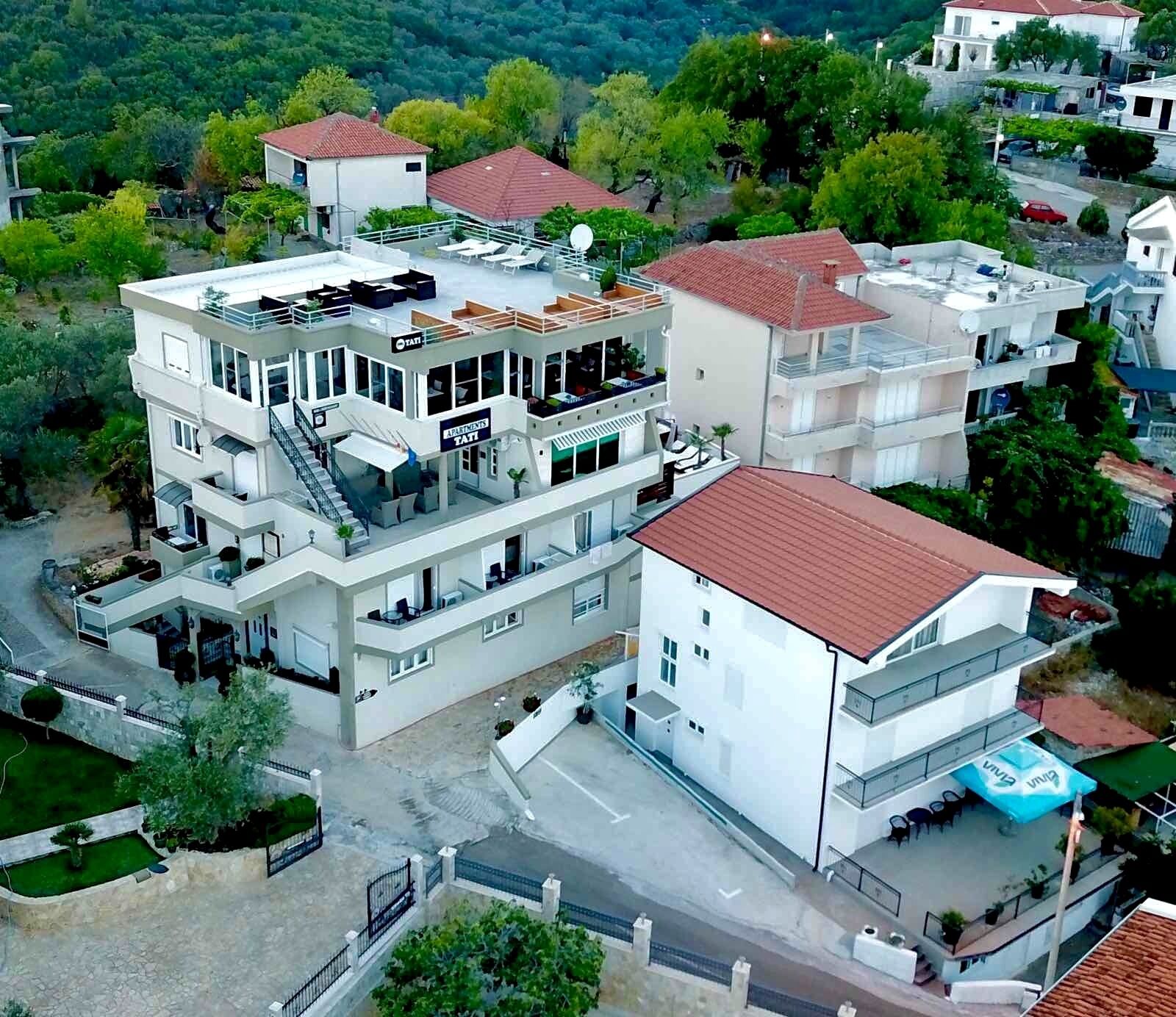 Televisión LCD, reproductor de DVD y estación para iPod 