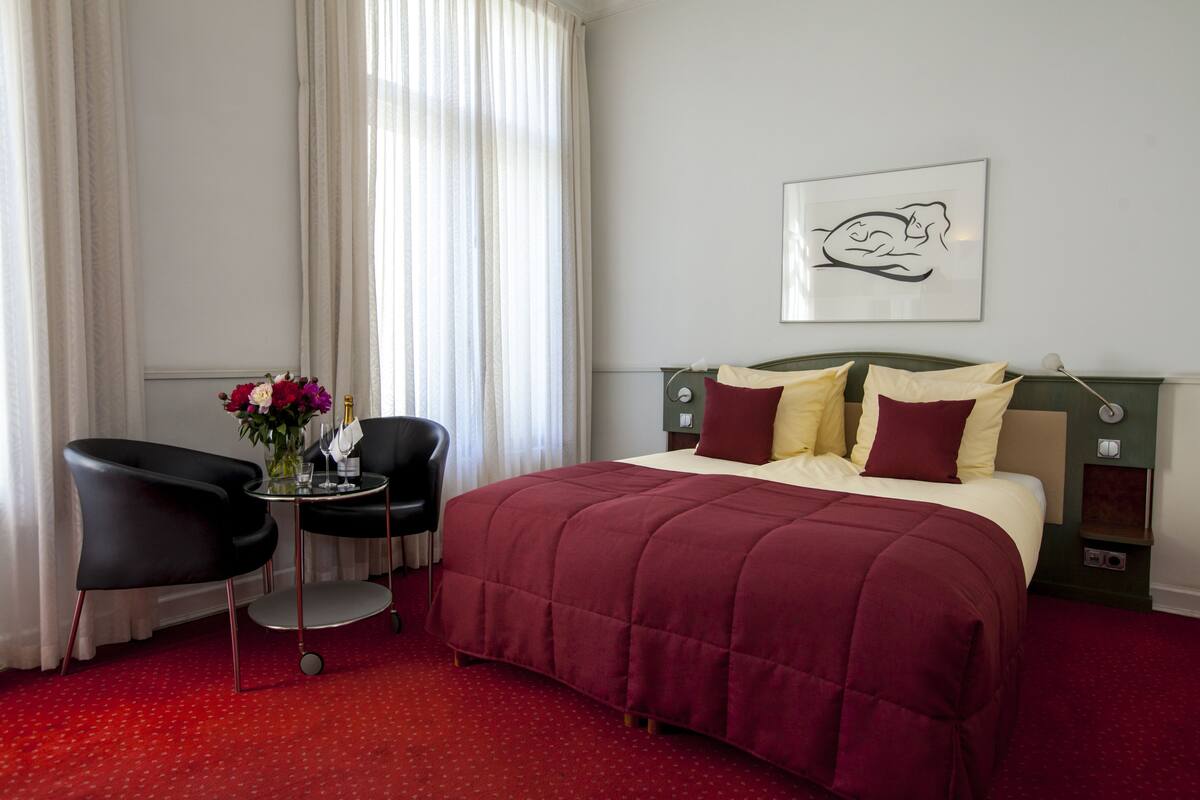 Premium bedding, Select Comfort beds, free minibar, in-room safe