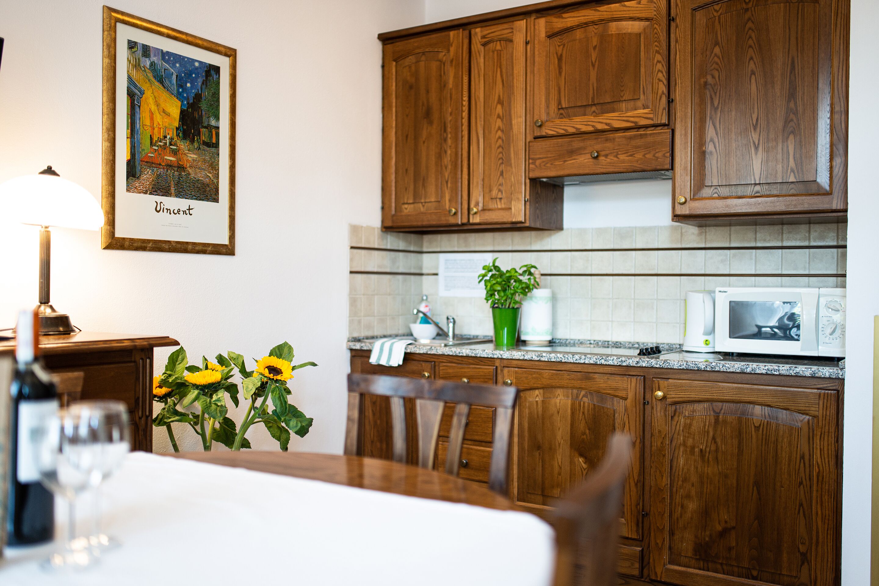 deluxe double room, kitchenette | private kitchenette | electric kettle