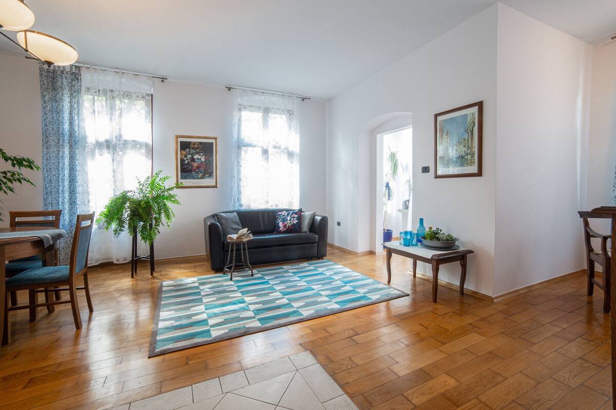 Family Apartment, 2 Bedrooms, 2 Bathrooms | Living area | Smart TV