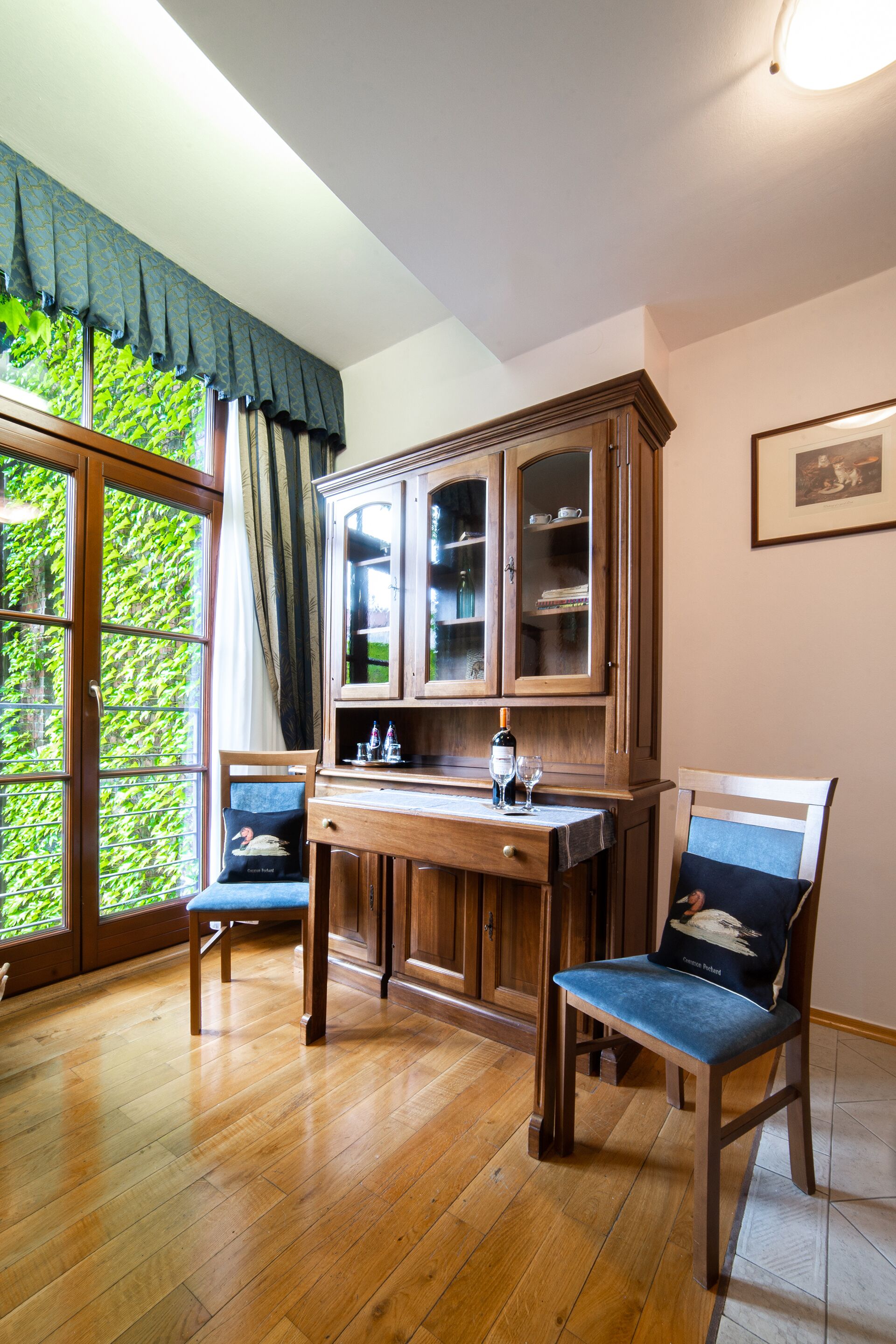 deluxe double room, kitchenette | living area | smart tv