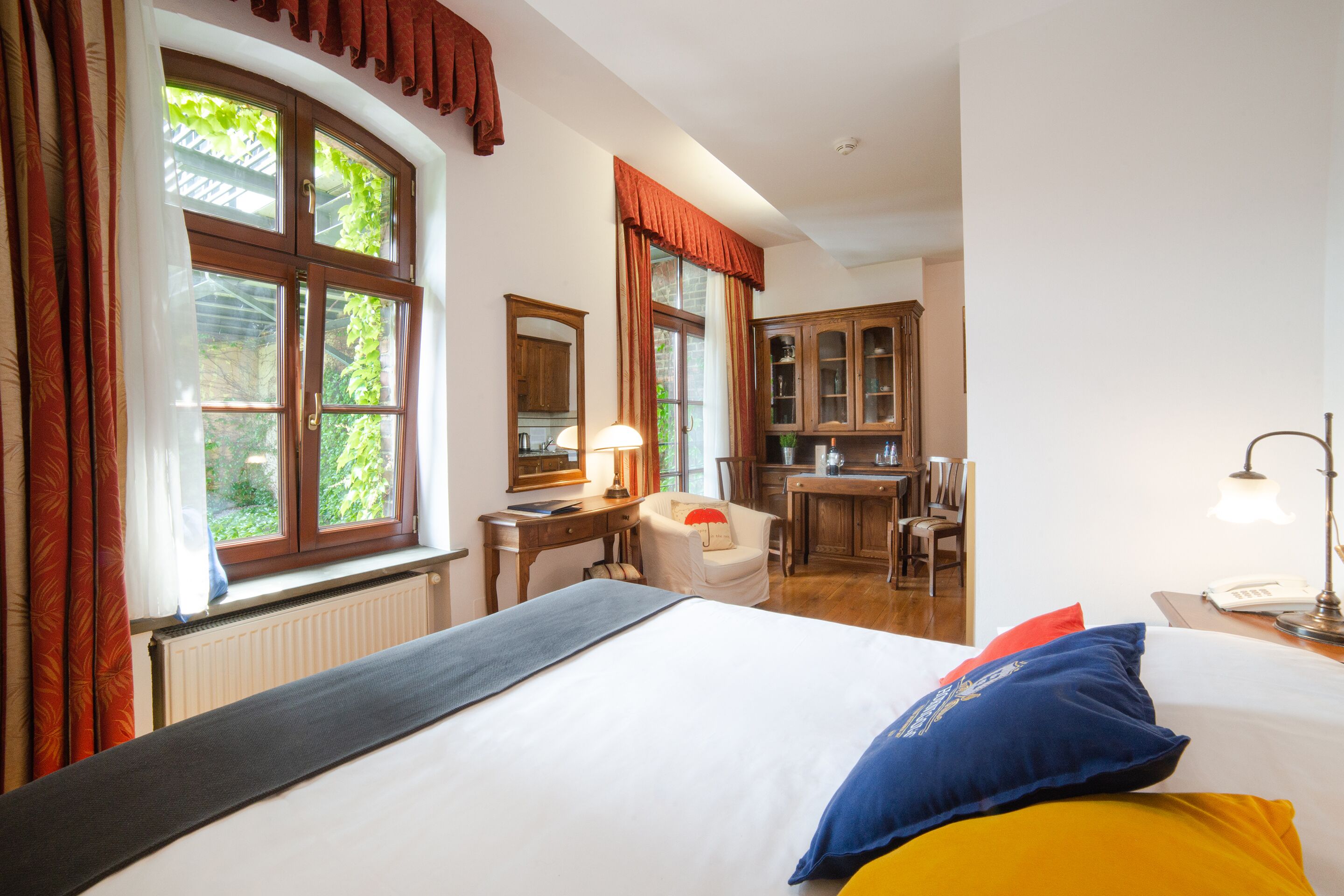 deluxe double room, kitchenette | 1 bedroom, premium bedding, in-room safe, desk