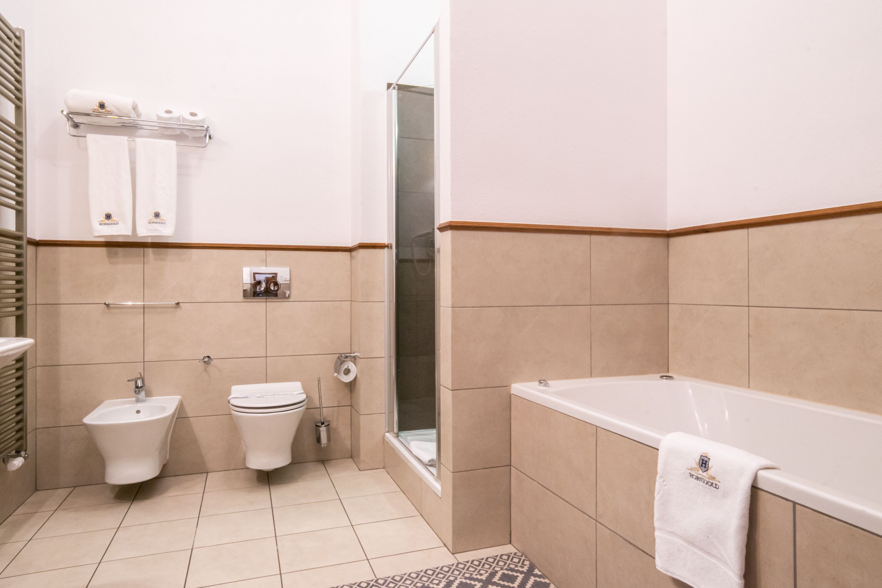 Deep soaking bathtub