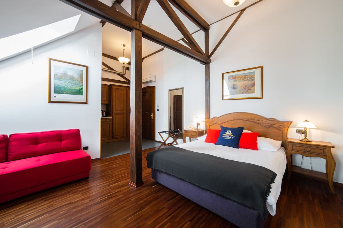 Deluxe Premium Room | Premium bedding, in-room safe, desk, iron/ironing board