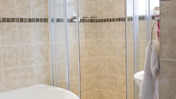 Suite de luna de miel, 1 habitación | Baño | Tina con regadera y amenidades de baño gratuitas