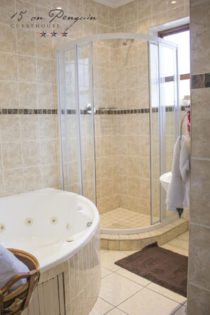 Honeymoon-Suite, 1 Schlafzimmer | Badezimmer | Duschwanne, kostenlose Toilettenartikel