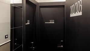 Quarto de hotel com porta preta numerada com o número 202.