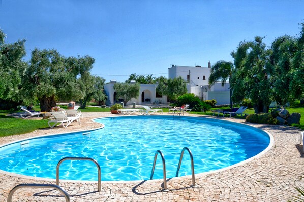 Piscine extérieure (ouverte en saison), parasols de plage