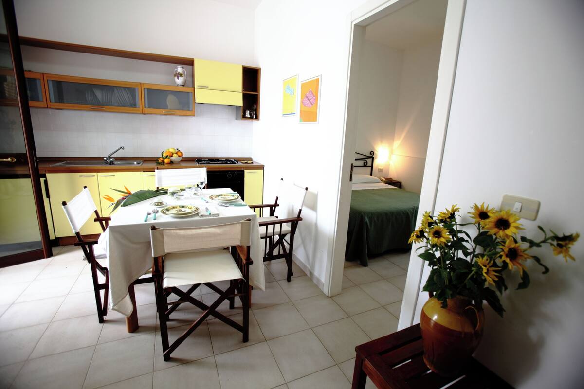 apartment for 5 people | living area | flat-screen tv, books