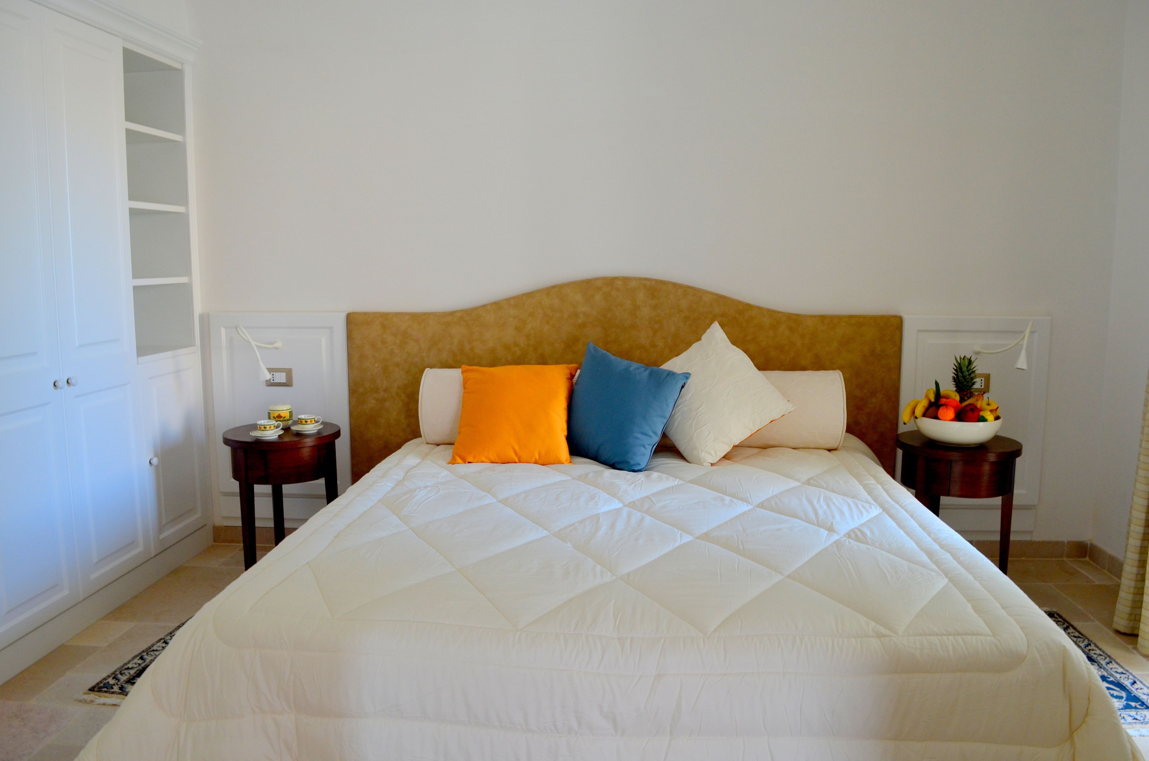 exclusive suite | living room | flat-screen tv, books