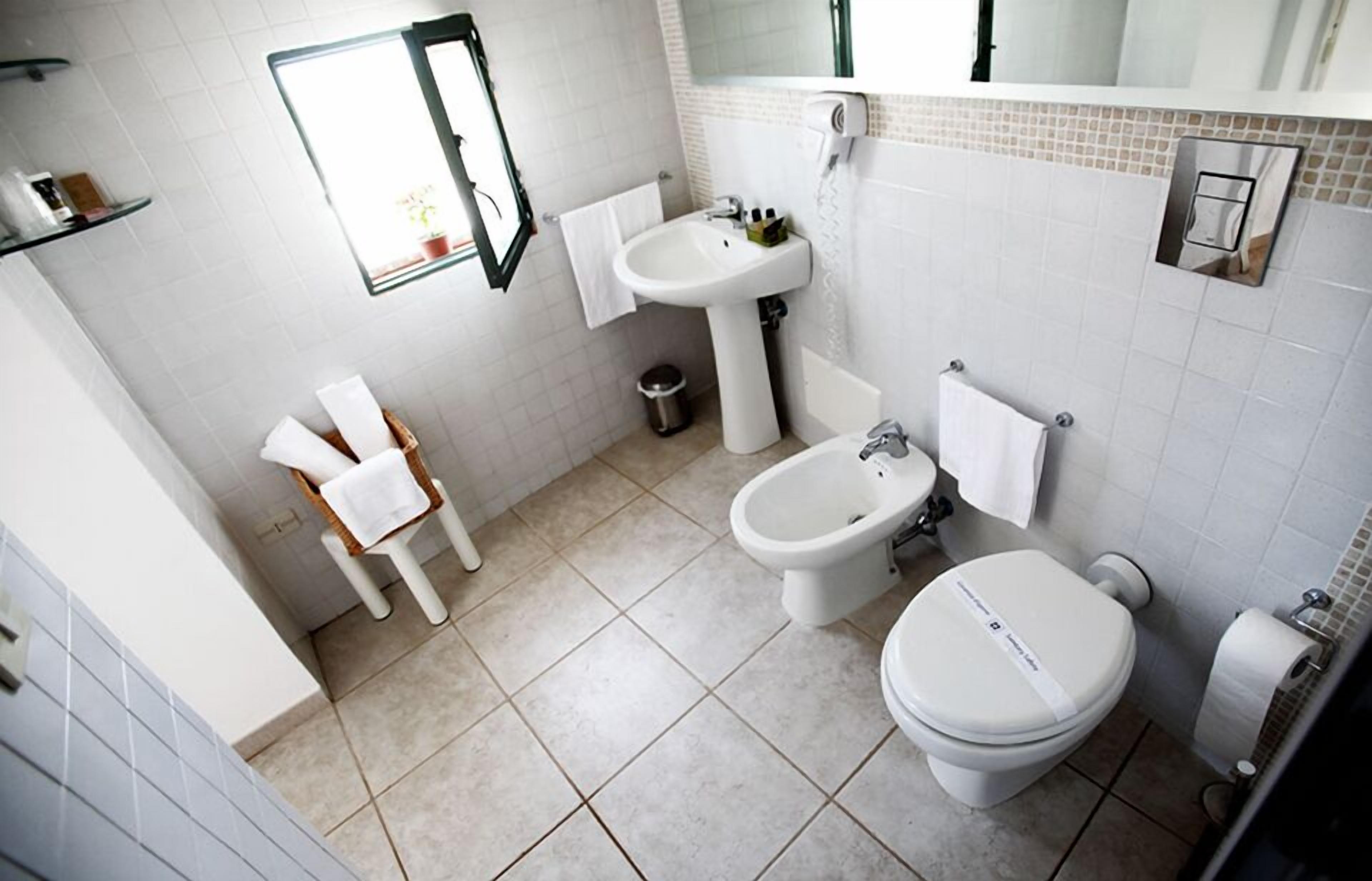 junior suite | bathroom | free toiletries, hair dryer, bidet, towels