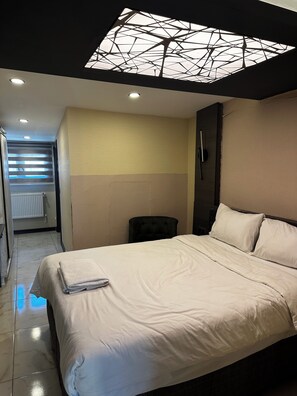 Minibar, caja de seguridad en la habitación y escritorio 