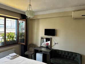 Minibar, caja de seguridad en la habitación y escritorio 