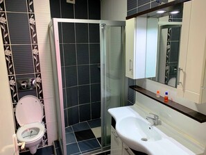 Shower, free toiletries, hair dryer, slippers - Buhara Hotel (Istanbul)