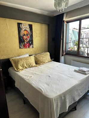 Minibar, caja de seguridad en la habitación y escritorio 