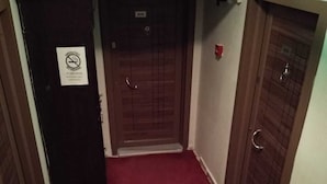Una escalera con alfombra roja que conduce a una puerta con el letrero 'B&B'.