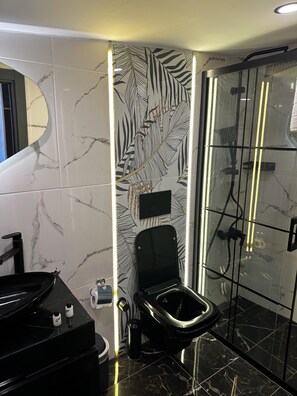 Shower, free toiletries, hair dryer, slippers - Buhara Hotel (Istanbul)