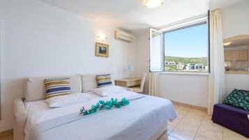 Studio, dapur, pemandangan laut | 1 kamar tidur, minibar, brankas, dan meja kerja