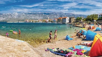 Gratis strandcabanor, parasoller och strandhanddukar