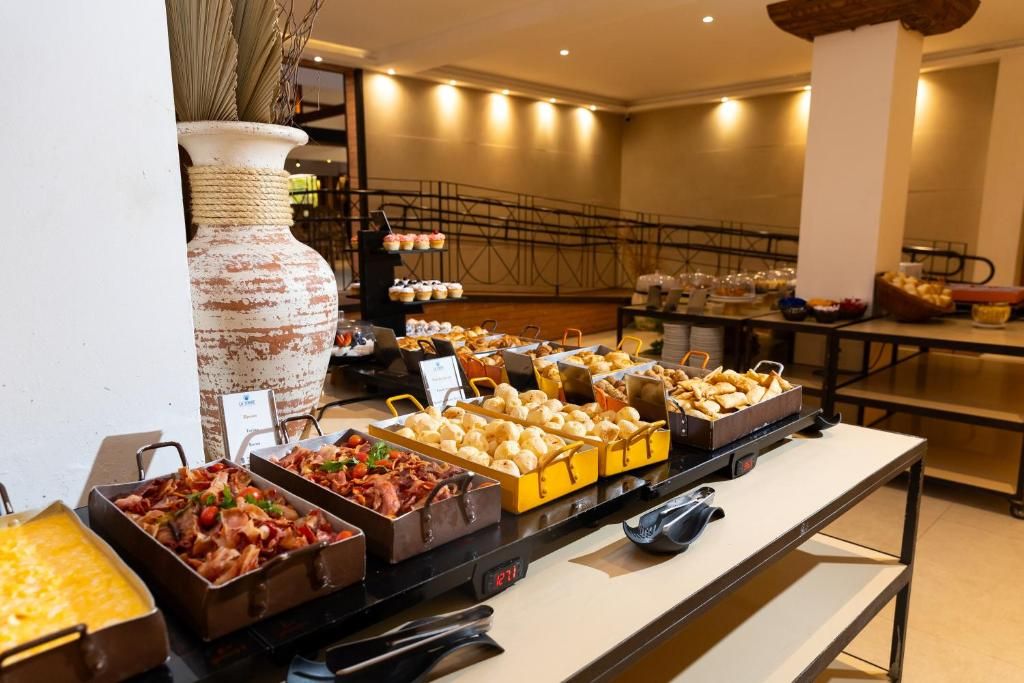 Ein reichhaltiges Buffet mit verschiedenen Speisen und einer dekorativen Vase.