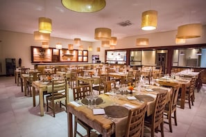 2 restaurants; breakfast, lunch, dinner and brunch served  - La Torre Resort All Inclusive (Porto Seguro)