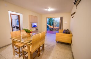 Family Suite | In-room safe, blackout drapes, free WiFi, bed sheets